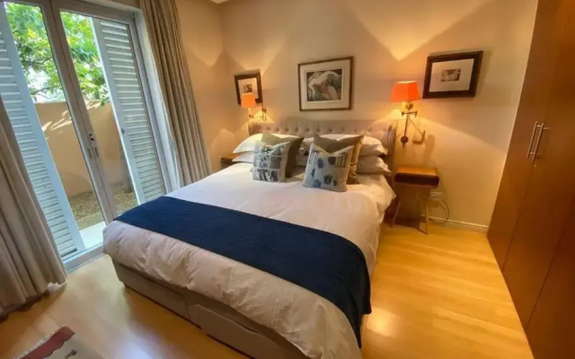 Parama 003 Secure, Luxurious Waterfront Apartment