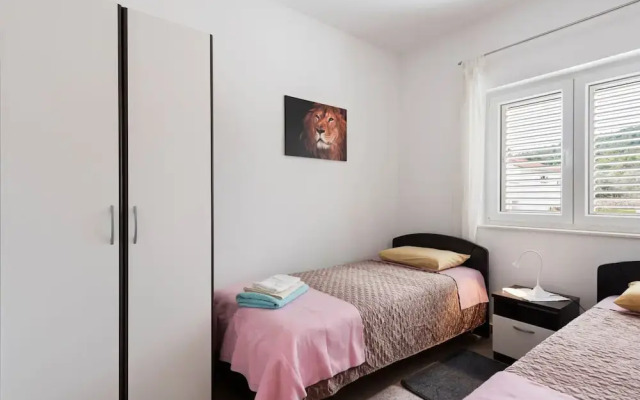 Simplistic Apartment in Neviđane with Balcony