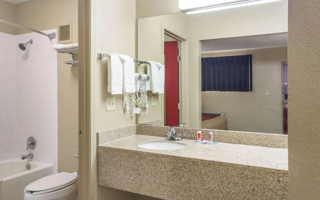 Econolodge Inn & Suites