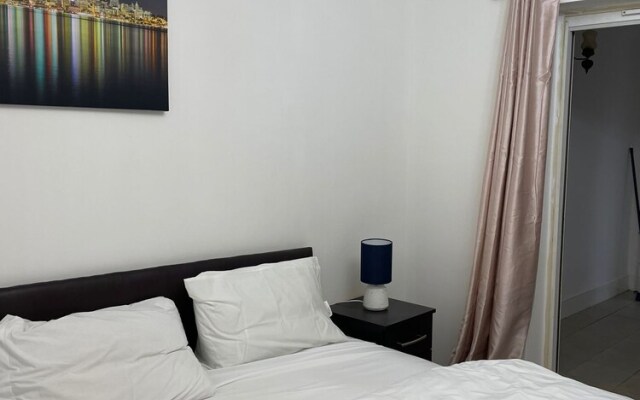 Charming 5-bed House in Mitcham