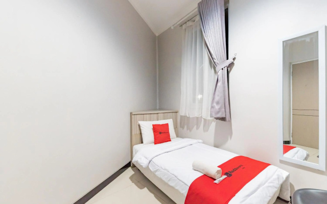 RedDoorz near Botani Square Mall – Guest Rooms – Bogor