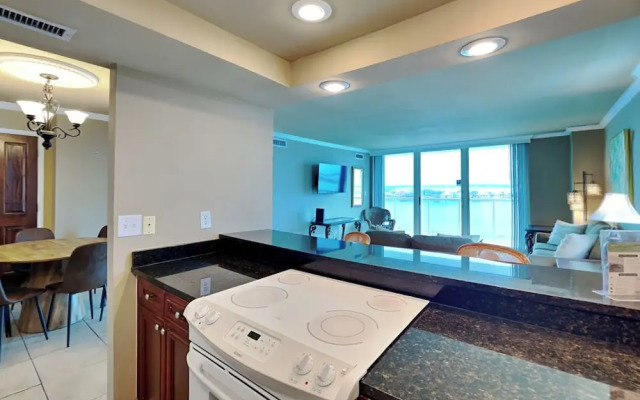 Sabine Yacht & Racquet #8D