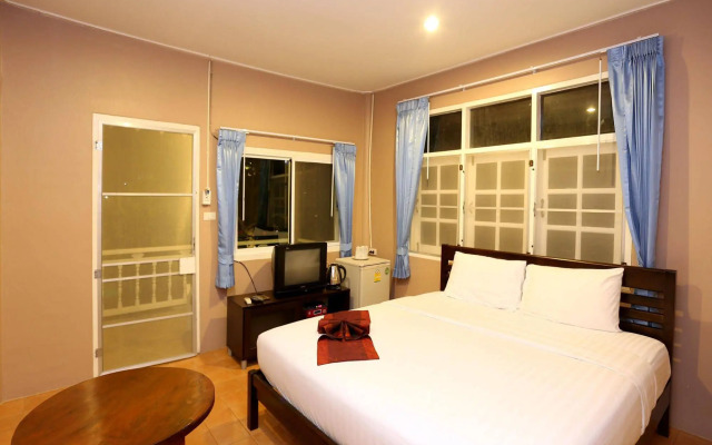 班卡沙滩俱乐部酒店(Bangrak Beach Club)