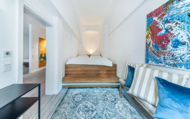 Deluxe Apartment Art Collection With King Bed and Air Conditioning