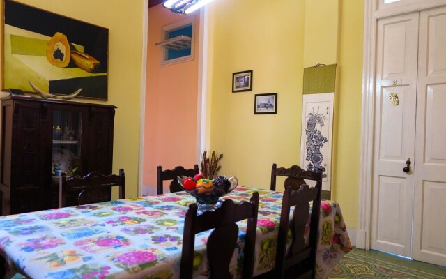 Hostal Balcones 2, Knocking on Cuba