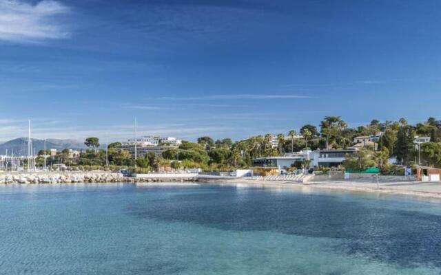 Cap d'Antibes 50m from the beach 3 bedrooms/Pool