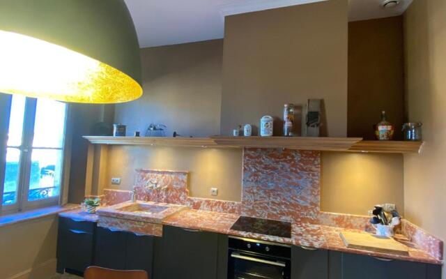 demeure saint louis, cité 10mn à pieds, parking privé, bornes 7,2 kw, ac, full wifi