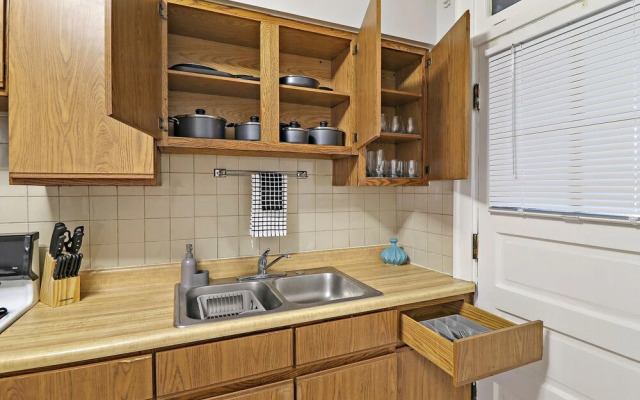 Contemporary Cragin 1BR Apt in Lockwood