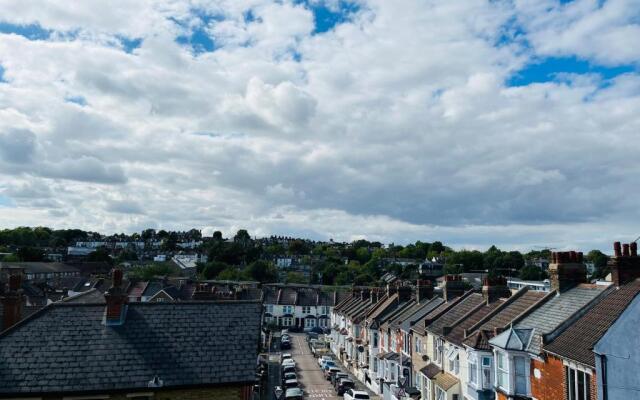 Modern Apartment, Castle View Rochester, England