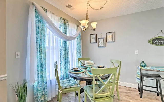 Beach-themed Retreat: 10 Mi to Downtown Charleston