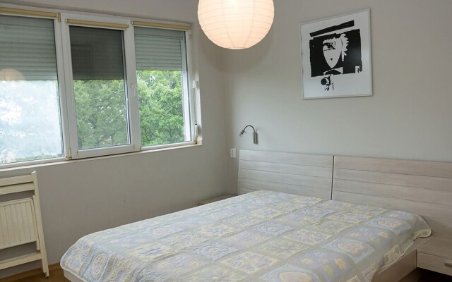 FM Luxury 1-BDR Apartment - Into the Woods