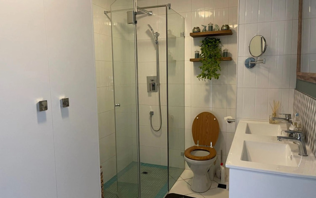 CJ’s OceanCityView Modern Secure 1 bed apartment