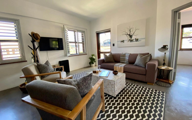 Stay On Main Plett - Contemporary 2-Bedroom Apartment