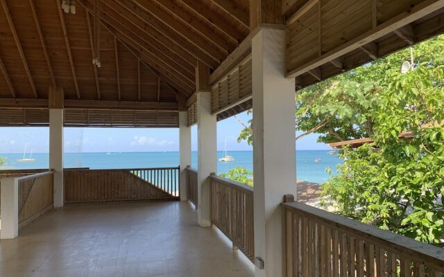 King Suite at Oceanview Resort in Jamaica - Enjoy 7 Miles Of White Sand Beach! 1 Bedroom Villa by Redawning