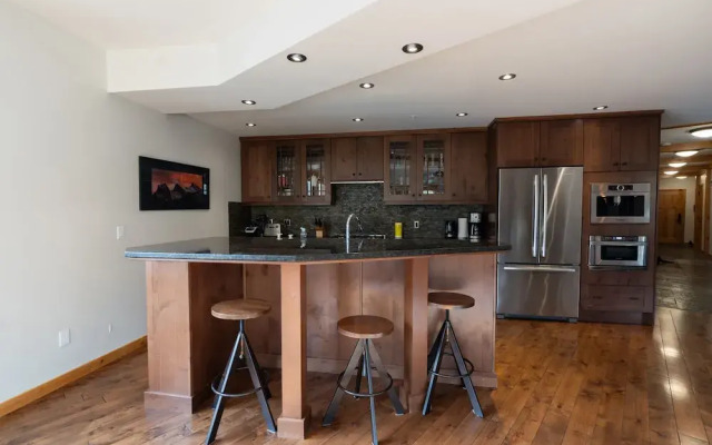 Rundle Cliffs Lodge by Canmore Premier