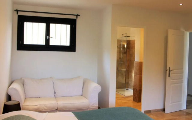 Inviting Holiday Home in La Croix Valmer With Swimming Pool