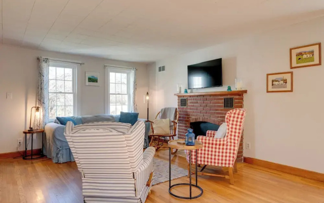 Charming Farmhouse: Walk to Village + Trails!