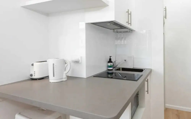 Lovely Studio With Free Parking in East Melbourne!