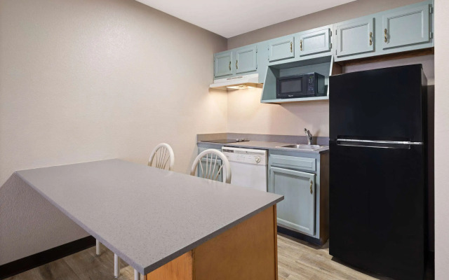 Days Inn & Suites by Wyndham Kokomo