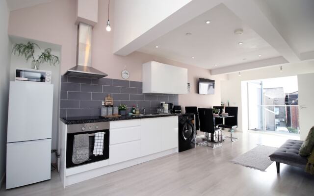 Skyline Immaculate 2-bed Apartment in Swansea
