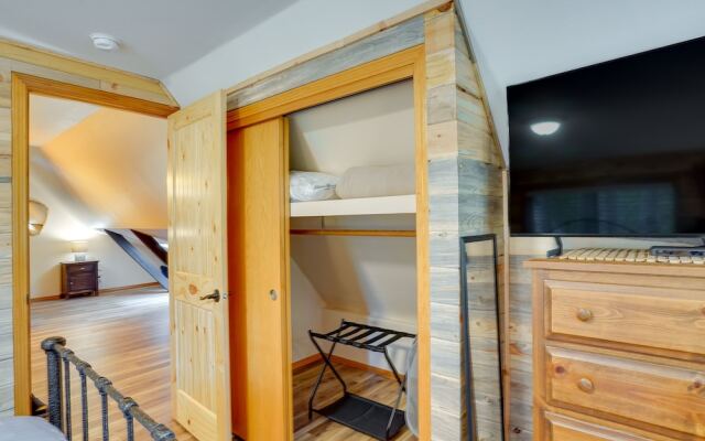 Waterfront Home w/ Hot Tub & Fire Pit in Sunriver!