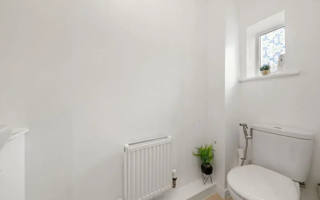 Charming 3 Bedroom House in Reading