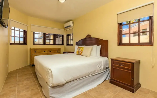 Large 5BR Villa With Private Pool Near Eagle Beach