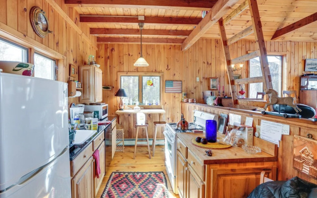 Stunning Lake & Mtn Views: Cozy Catskills Cabin!
