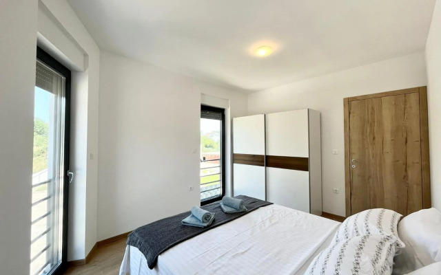 J&N Hill's Residence with swimming pool