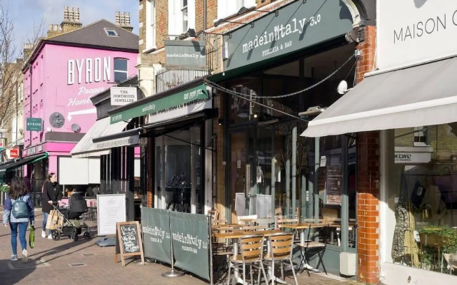 Spacious 4 Bed House, Battersea