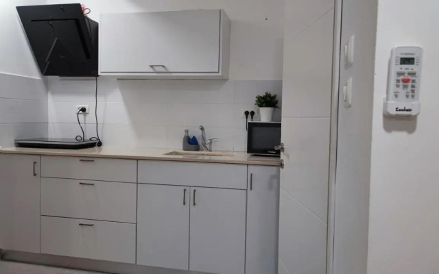 Studio Apartment 12 Minutes from Bahai's garden