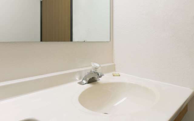 Super 8 by Wyndham Warrenton