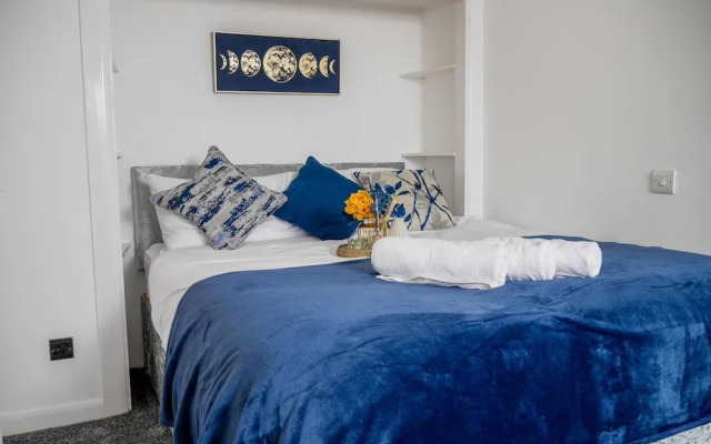 Stylish 4 Bed Apartment- Private Garden & Sleeps 8
