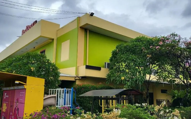 RedDoorz Plus near Dunia Fantasi Ancol