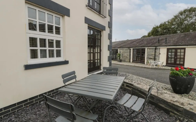 Whistle Stop Apartment