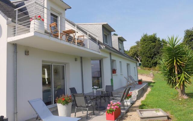 Comfortable Holiday Home With Partial sea Views, Douarnenez-treboul