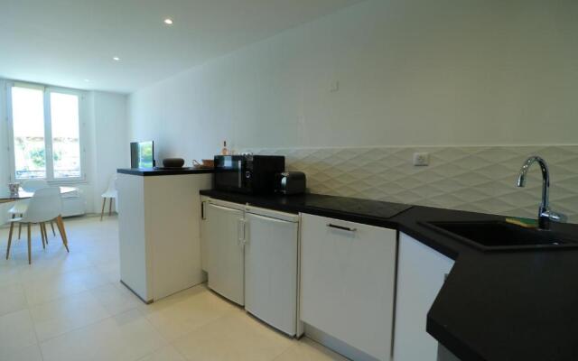 LUMINEUX 3 PIECES RENOVE FACE AU PORT l! A2B218