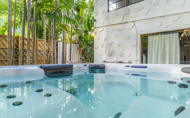 Modern & Fashionable Apartment w/Pool and Garden