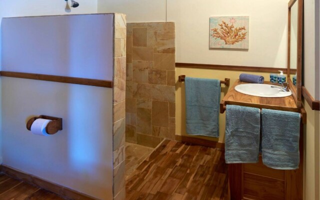 Jungle House- Natural Ocean View Cabin