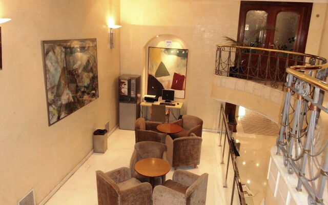 Chic & Basic Velvet Hotel