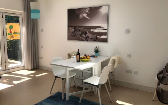 The Spacious Fitzjohn’s Road Apartment - RKC