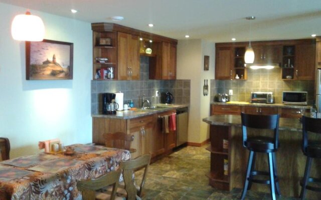 Above Naramata Bed & Breakfast