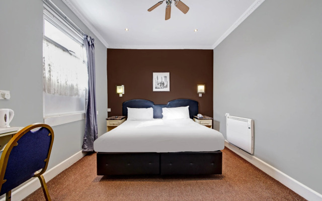 OYO Bostons Manor Hotel, Hanwell London