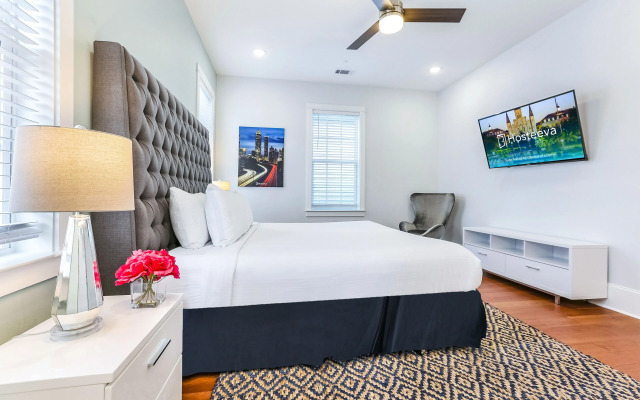 Spacious 5 BR Retreat with Pool - Near It All