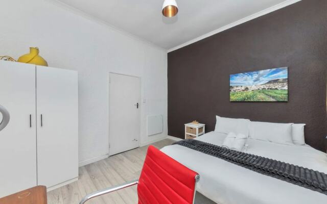 Modern and Stylish 2 BD House in Claremont