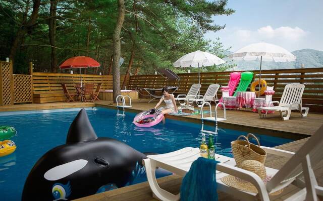 Loverstar In Forest Pension