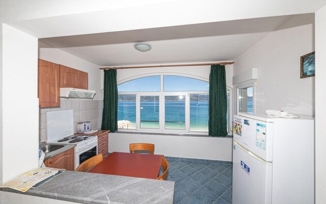 Stunning Apartment in Slatine With Wifi