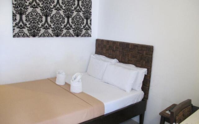 R Suites & Cafe