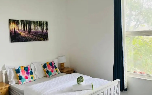 Stunning 2-bed House in Chatham