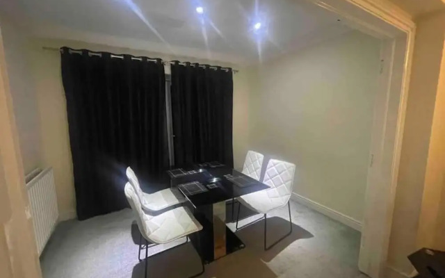 Charming House With Garden - Sleeps 6 & Parking
